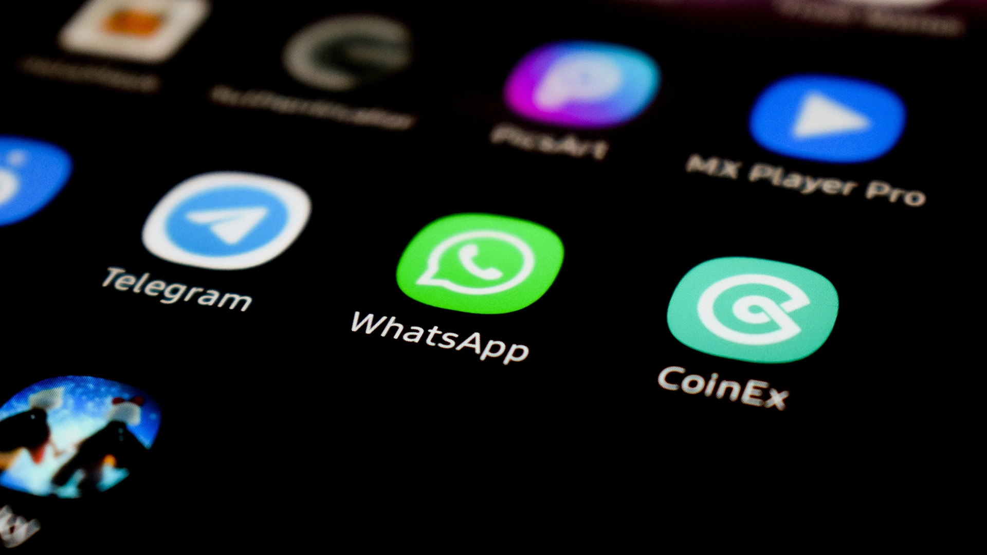 WhatsApp Ra Mắt Quảng Cáo Trong Trạng Thái, Thêm Tính Năng Kênh Trả Phí