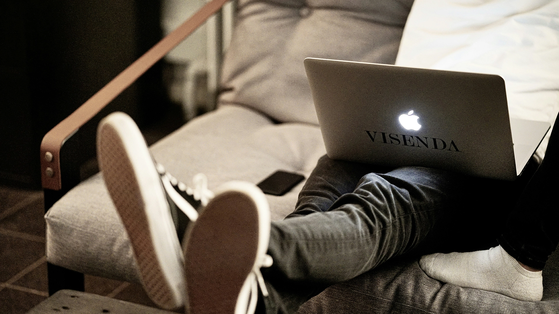 Luật Xác Thực Tuổi Đẩy Người Dùng Tới Các Trang Web Trực Tuyến Không Được Quản Lý